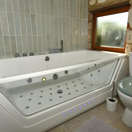 Maisonnette Du Bonheur - Vue Campagne - Baignoire Balneo 32 Jets - Lits Queen Size Vadencourt  Esterno foto