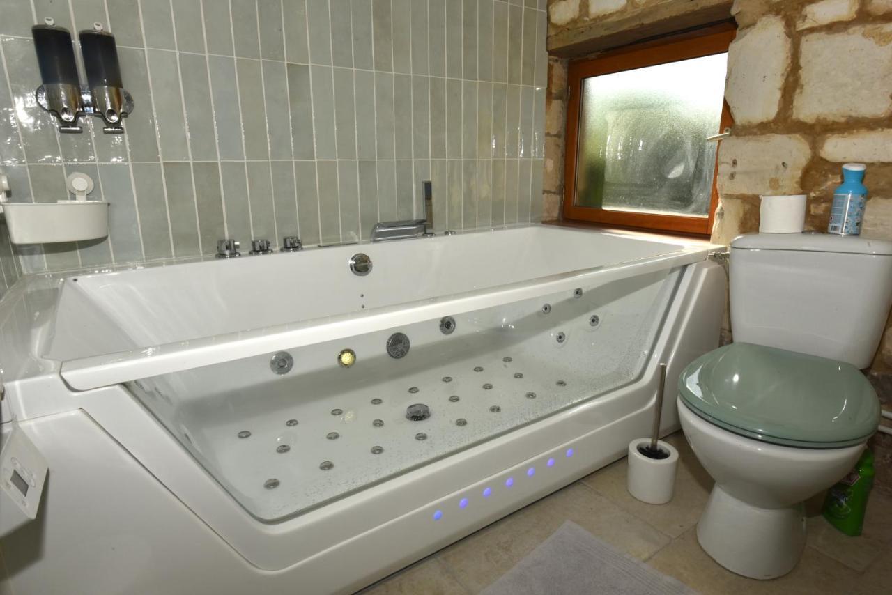 Maisonnette Du Bonheur - Vue Campagne - Baignoire Balneo 32 Jets - Lits Queen Size Vadencourt  Esterno foto